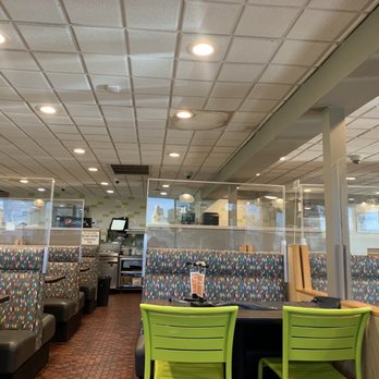Zippy's McCully - Indoor Setting - Fast Food Near Me - Honolulu, Hawaii