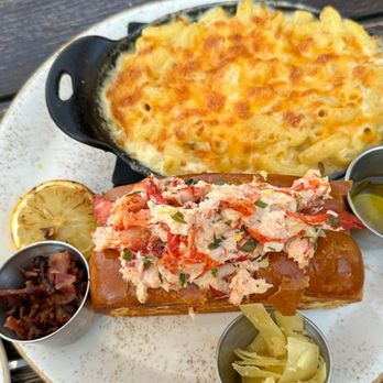 Le Papagayo - Lobster Roll and Bacon Macaroni and Cheese - Breakfast & Brunch Near Me - Encinitas, California