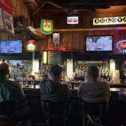 Mamies Milwaukee - Lengthy bar