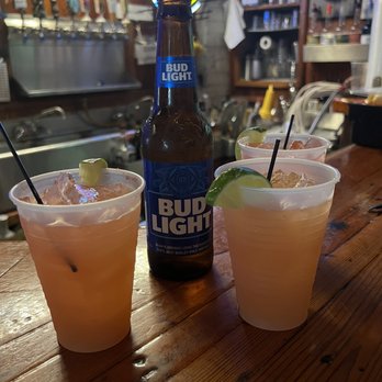 Hemingway's Bistro - Bars Near Me - Beaufort, South Carolina