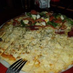 Berton Botequim e Restaurante - Half and half pizza, Portuguese and chicken and catupiry