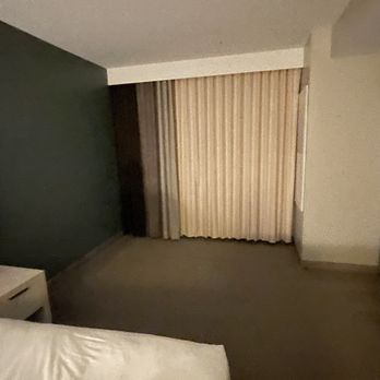 Sun Coast Park - Empty space in room - Hotels Near Me - Anaheim, California
