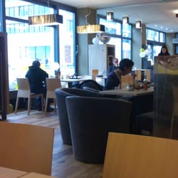 Siebenkorn Café Brotzeit - Sicht von hinten in das Café mit Blick durch die Glasfront auf das Rathaus.