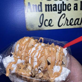 Scoops & Cones Cafe - Cookie sundae - Desserts Near Me - Wantagh, New York