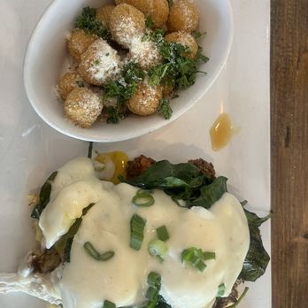 Toasted Gastrobrunch - Southern Fried Chicken Benny and potatoes - Breakfast & Brunch Near Me - Oceanside, California