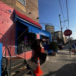 Los Gallos Mexican Taqueria - Outside