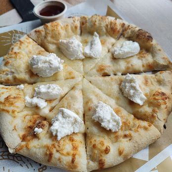 Boulevard Brewing - White garlic pizza - Gastropubs Near Me - Kansas City, Missouri