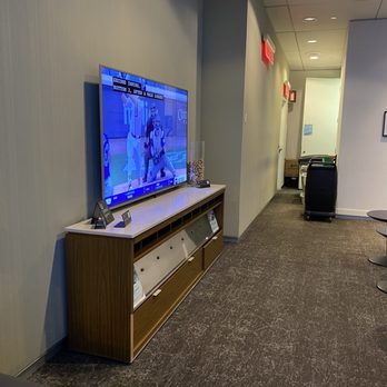 Salon Feuille d'Érable Air Canada - TV - Airport Lounges Near Me - Dorval, Quebec Salon Feuille d'Érable Air Canada - TV - Airport Lounges Near Me - Dorval, Quebec