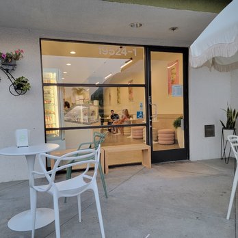 Gelato Mio - Outdoor seating area. - Gelato Near Me - Los Angeles, California
