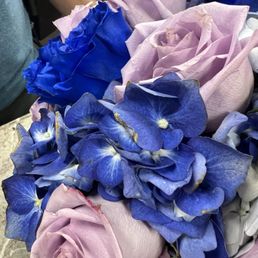 many of the roses are wilted and the hydrangeas are browning -- this does not look fresh at all,
