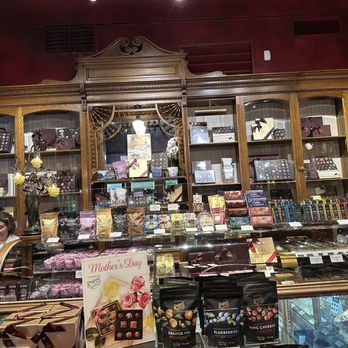 Rogers' Chocolates Heritage Store - Beautiful inside - Chocolatiers & Shops Near Me - Victoria, British Columbia