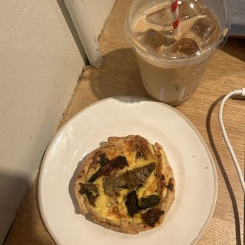 GAIL's Bakery Neo Bankside - artichoke quiche, iced latte - Breakfast & Brunch Near Me - London, XGL