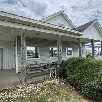 Spanky's Grille - Covered outside picnic table - Burgers Near Me - Kitty Hawk, North Carolina