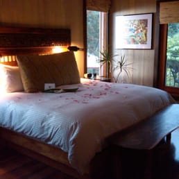 We slept so well on that bed and those uber-soft sheets! We slept so well on that bed and those uber-soft sheets!