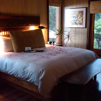 Holualoa Inn - We slept so well on that bed and those uber-soft sheets! - Bed & Breakfast Near Me - Holualoa, Hawaii Holualoa Inn - We slept so well on that bed and those uber-soft sheets! - Bed & Breakfast Near Me - Holualoa, Hawaii