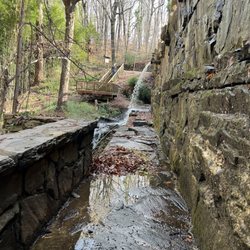 Chinqua Penn Walking Trail - Side walk to the dam wall