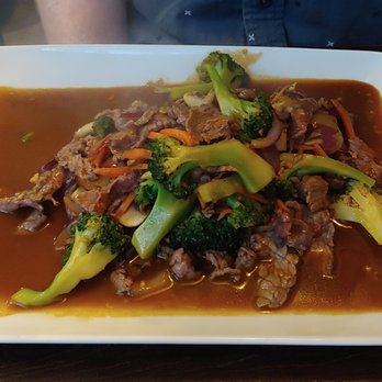Le Chef Thaï - Beef and Broccoli - so delicious and a nice size portion! Plus some extra sticky rice to round it out. :) - Thai Near Me - Paris, 75