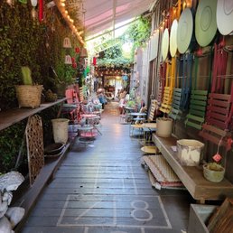 Step in through the alley. Step in through the alley.