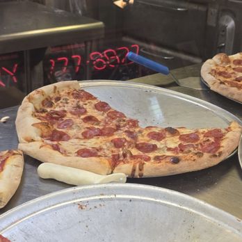 Nino's Pizzeria - Pizza Near Me - Maplewood, Minnesota Nino's Pizzeria - Pizza Near Me - Maplewood, Minnesota