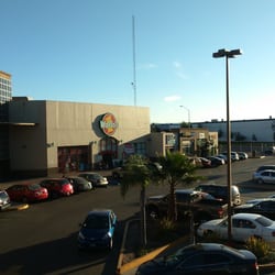 Plaza Universitaria Otay - Amplio estacionamiento.