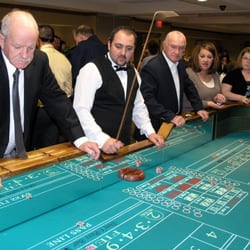Vegas 2 U - Craps Table Rental