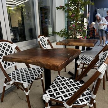 Maria’s Paella - Cute tables & chairs even tho close to busy 16th St - Caterers Near Me - Sacramento, California