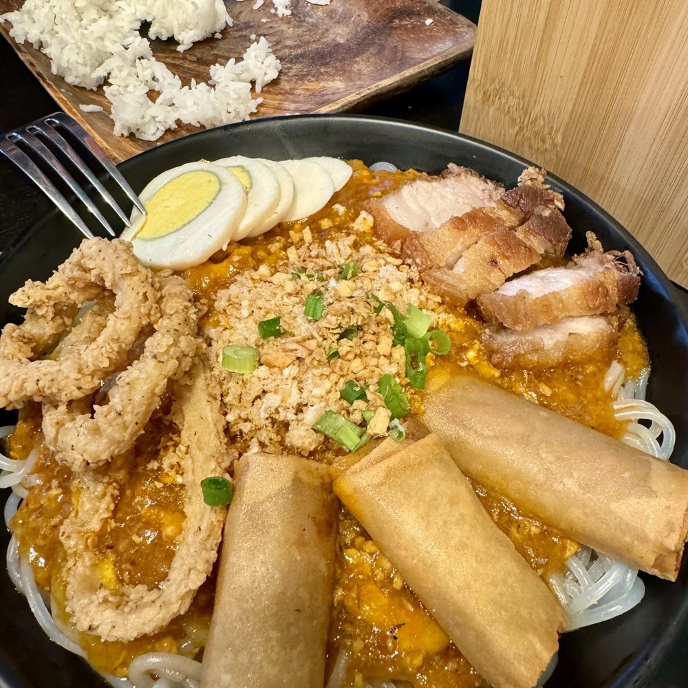 Kalye Bistro - The pansit luglug that is like a complete meal - Filipino Near Me - Woodside, New York