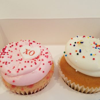 Georgetown Cupcake - Cherry Blossom and Vanilla Cupcakes - Cupcakes Near Me - Washington, DC, District of Columbia
