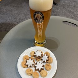 Lufthansa Business Lounge - 20.12.2022, ich liebe Zimtsterne. Und frisch gezapftes Hefeweizen.
