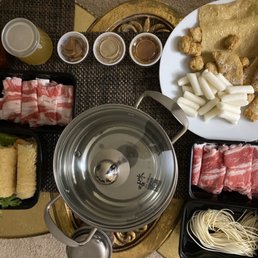 GuDong Classical Plan with Pot Package A Spicy Soup Base (Rice cakes and fish cakes plate not from restaurant) GuDong Classical Plan with Pot Package A Spicy Soup Base (Rice cakes and fish cakes plate not from restaurant)