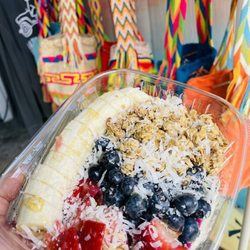 WILLY Cafe And Market - Dragon fruit bowl