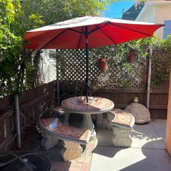 Mission Bay Hideaway - Front Yard Patio Umbrella Table & Benches