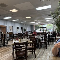 Main Street Bistro - A nearly empty restaurant at lunch time