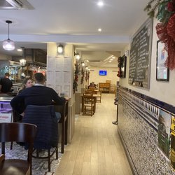 Bodegón Alfonso XII - Dining area and bar