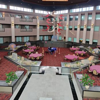 Holiday Inn Manitowoc - Atrium - Hotels Near Me - Manitowoc, Wisconsin