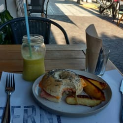 Berni - Bagel jam & cheese y cebolla caramelizada. Frozen de naranja, durazno y albahaca.
