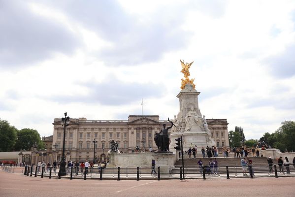 Buckingham Palace by null