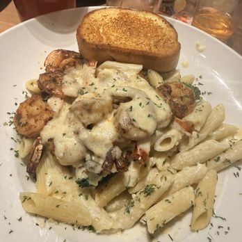 Cheddar's Scratch Kitchen - Grilled Shrimp Alfredo with garlic bread - American Near Me - Bowling Green, Kentucky