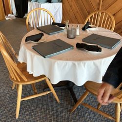 Churchill Pointe Inn - Inside table