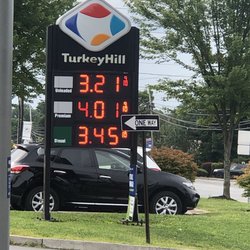 Turkey Hill - Gas prices sign to bring you in.