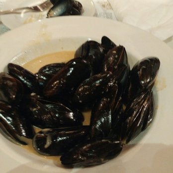 The Black Rose - Best oysters I have had in boston. Garlic and lemon perfect - American Near Me - Boston, Massachusetts