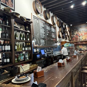 El Pimpi - Dive Bars Near Me - Málaga, Massachusetts