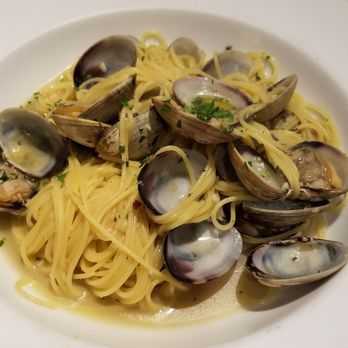 Bernini Honolulu - Clams and white wine - Italian Near Me - Honolulu, Hawaii Bernini Honolulu - Clams and white wine - Italian Near Me - Honolulu, Hawaii