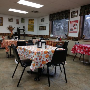 Annette's Lakeside Country Kitchen - tables and chairs - New American Near Me - Bernhards Bay, New York