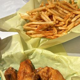 Kickin Wings, Cajun fries Kickin Wings, Cajun fries