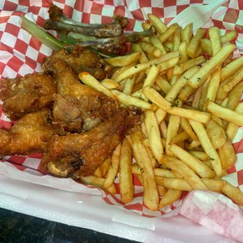 Crisp Eatery and Bar - Chicken Wings - Bars Near Me - Fort Lauderdale, Florida Crisp Eatery and Bar - Chicken Wings - Bars Near Me - Fort Lauderdale, Florida