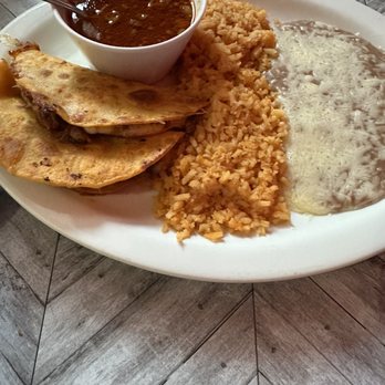 L&B Mexican Restaurant - Queso birria taco plate - Mexican Near Me - Bakersfield, California L&B Mexican Restaurant - Queso birria taco plate - Mexican Near Me - Bakersfield, California