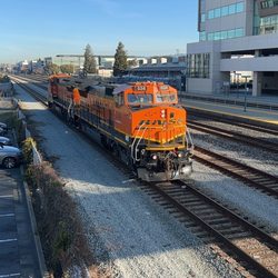 Capitol Corridor - Emeryville - The BNSF engine going by the station