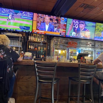 Winking Lizard - Plenty of TVs. This is a small fraction of screens! - American Near Me - Independence, Ohio