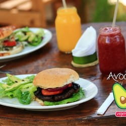 Avocado Vegetariano - Portobelo burger y Bagel de champiñon acopañados de smoothies de wildberries y de mango.